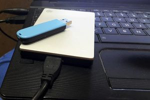 Elpaqueteserepartepormediodedispositivosusb2300x200